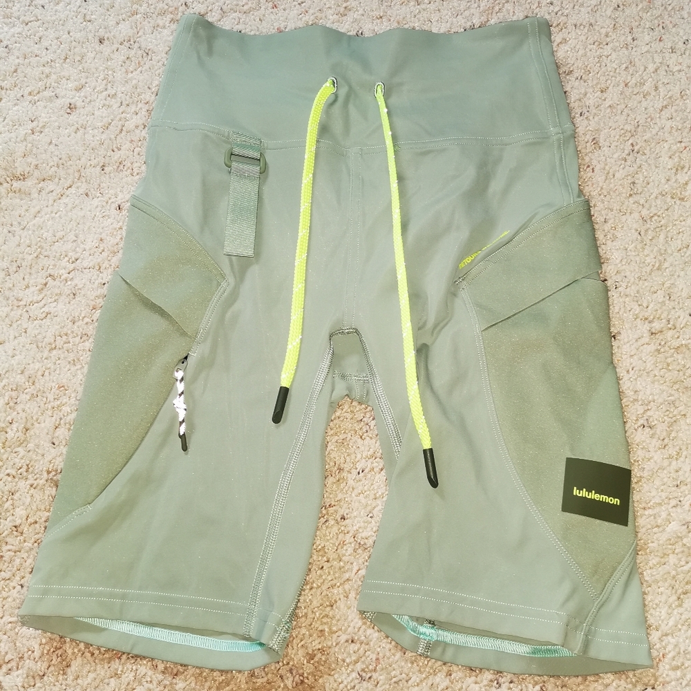 lululemon Cargo Super-High-Rise Hiking Short 8" size 4